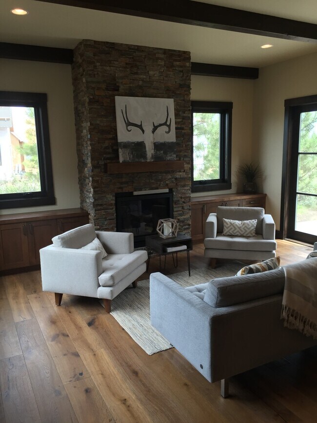 Building Photo - Beautiful Home Available in Tetherow!!!