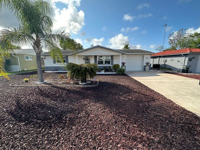 Building Photo - Beautiful 2 bedroom home with fenced in ba...