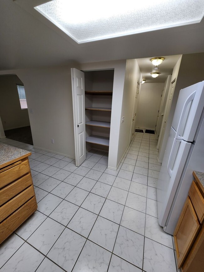 Foto del edificio - Spacious 3-Bed Duplex Retreat in Tacoma: 1...