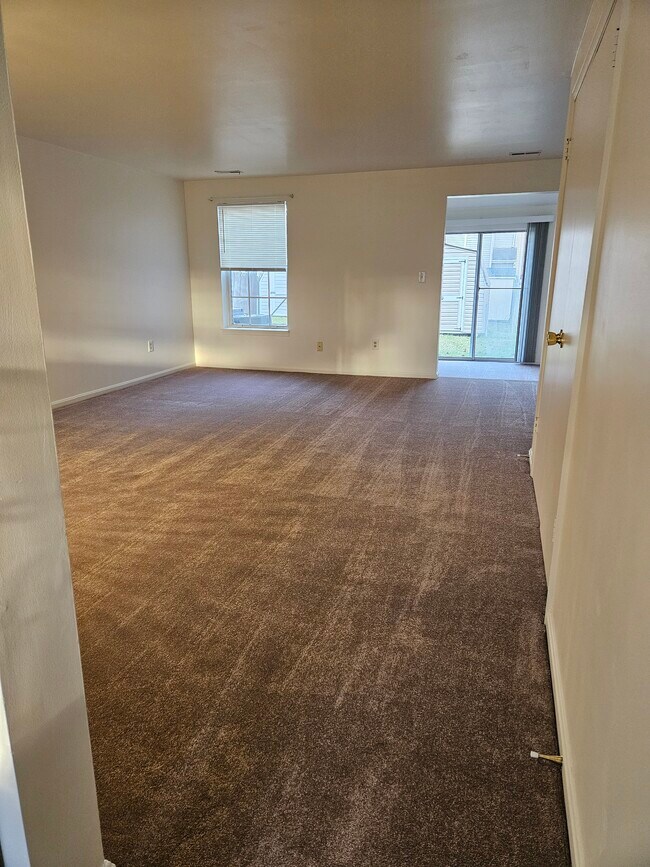 Vista 1 de sala de estar, comedor y estudio - 1217 Brice Square