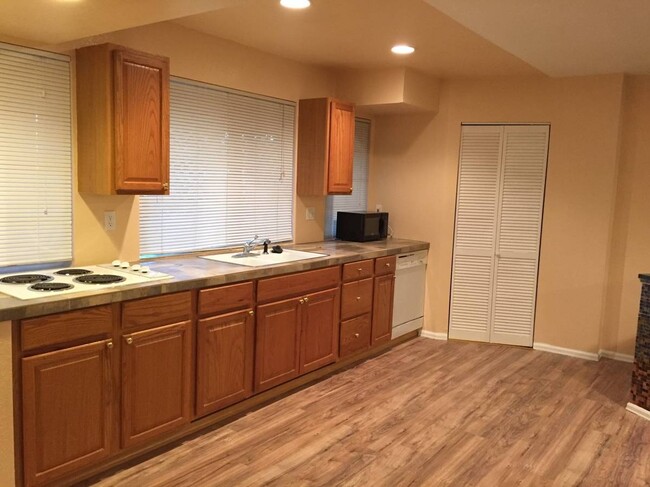 Building Photo - 17863 E Maplewood Cir