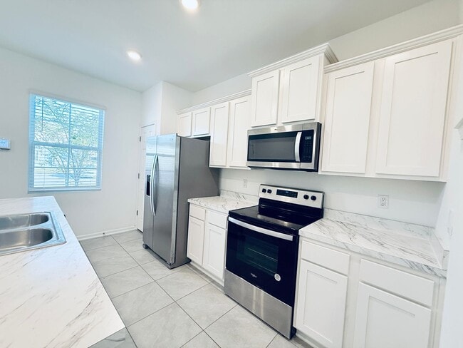 Building Photo - Move-In Ready Townhome with Spacious Layou...