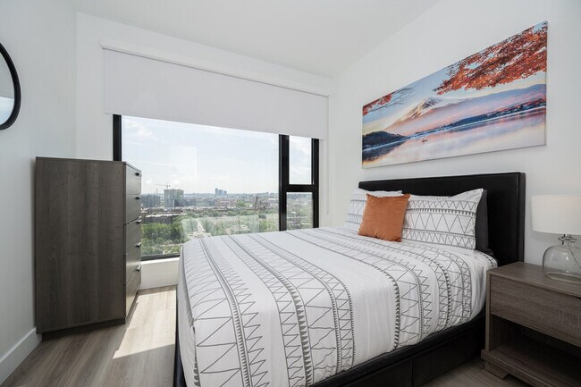 Building Photo - 1020 Rue de la Montagne