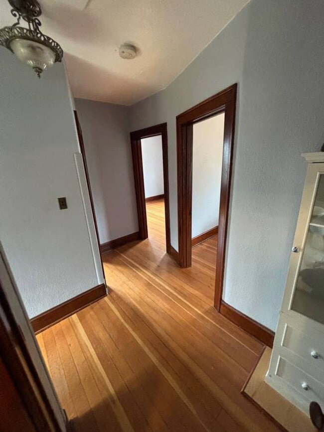 Building Photo - Four Bedroom, One Bathroom Single Family H...