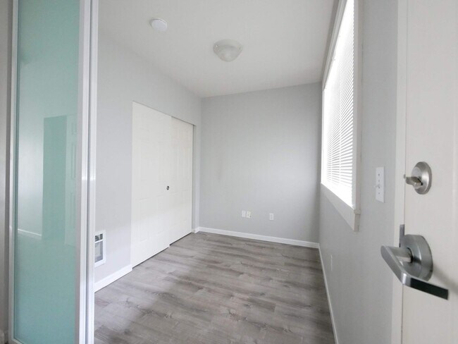 Building Photo - NEWLY REMODELED First Hill Condo - 2/3 bed...