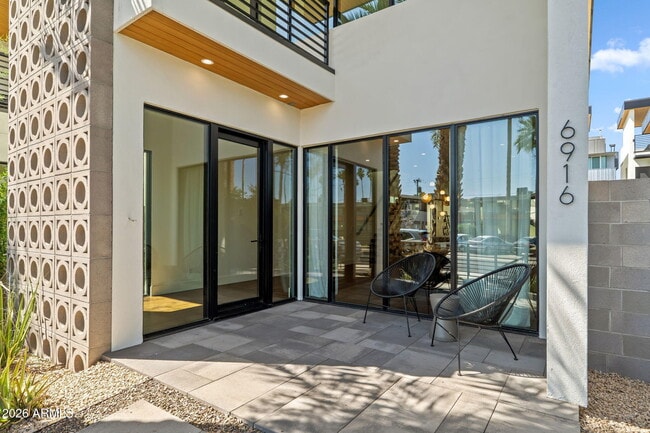 Foto del edificio - 6916 E 2nd St