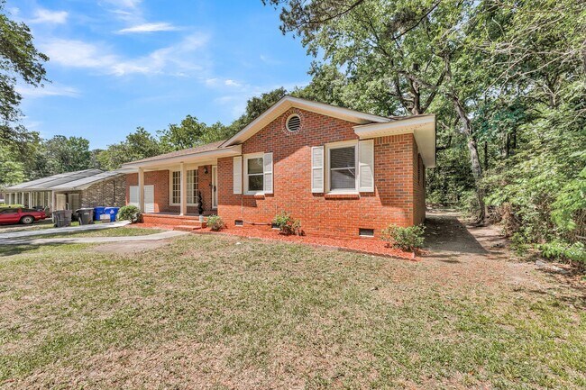Foto del edificio - Solid Brick Home on Nearly Half an Acre — Space, Privacy & Charleston Convenience