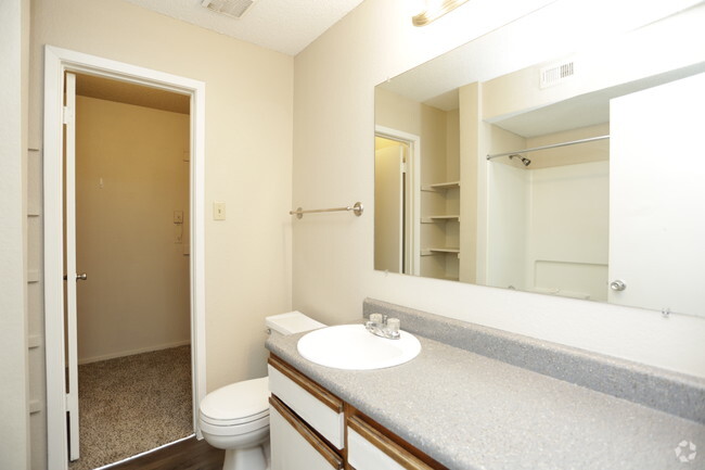 1BR, 1BA - Lakeshore_610 SF - Woodlake Village Apartments