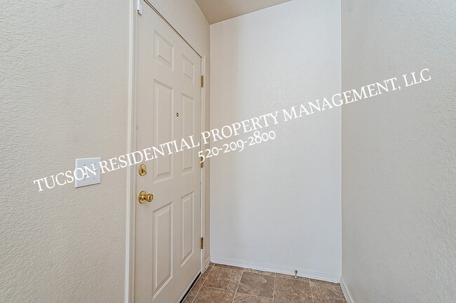 Building Photo - 5891 E Farmridge Dr