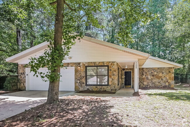 Building Photo - 1100 Creekwood Cove