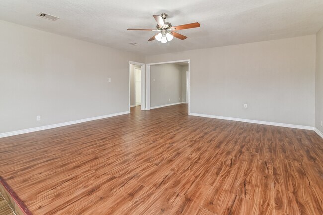 Building Photo - 4303 Trail Lake Dr