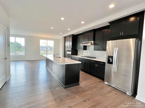Building Photo - 2875 Rayfield Ave