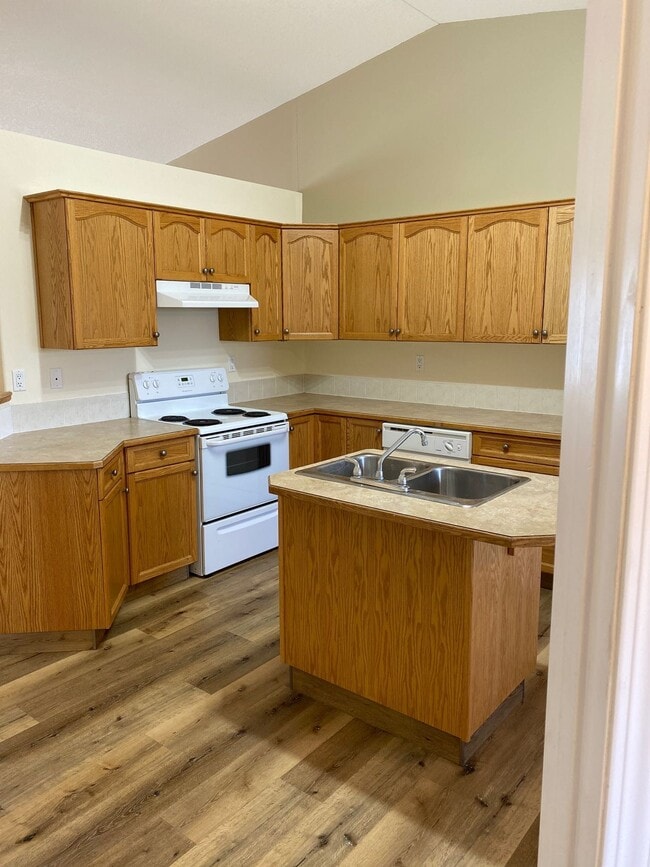 Building Photo - 3 Bed 1.5 Bath Unit in Red Deer, AB