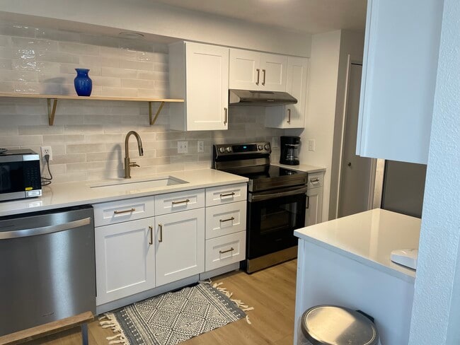 Cocina moderna con electrodomésticos completamente nuevos. - 1540 S Wardle St