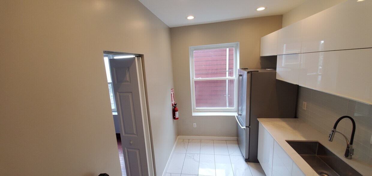 Primary Photo - 133 N Maple Ave