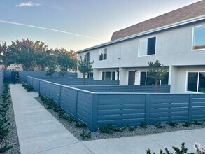 Building Photo - 1024 Mission Townhomes