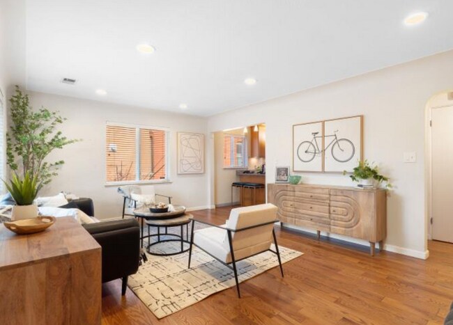 Sala de estar. Muebles no incluidos. - 2220 Irving St