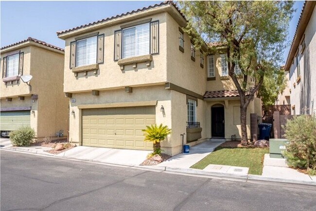 Foto del edificio - BEAUTIFUL 3BD/2.5BA HOME W/ LOFT!