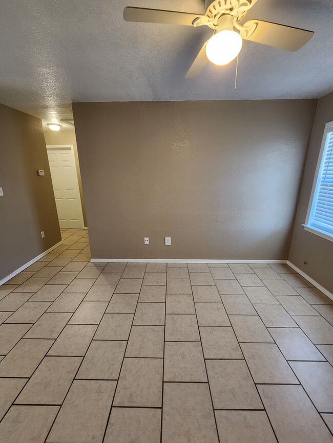 Building Photo - 3 bed 1 bath home with large backyard!