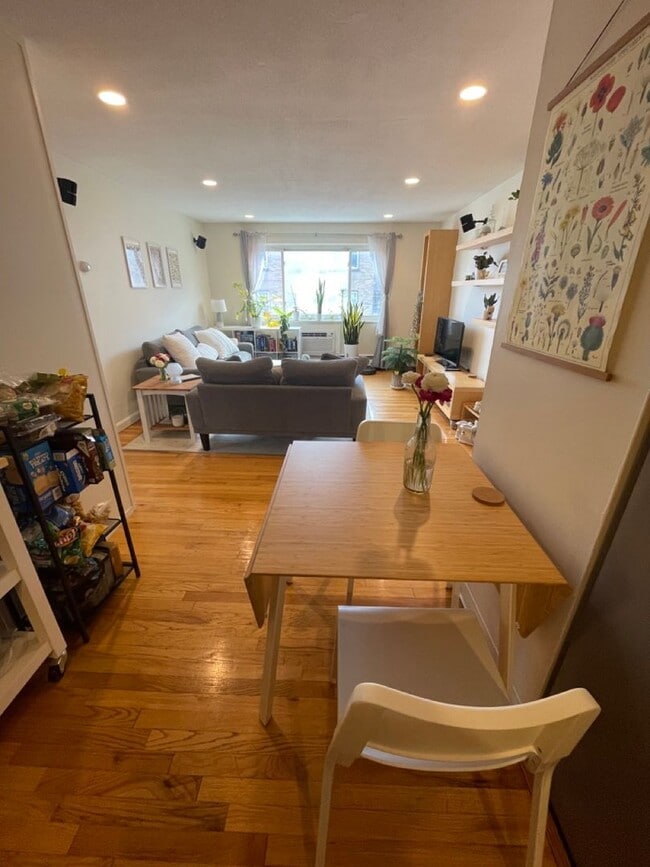 Building Photo - SPACIOUS AND BRIGHT BRIGHTON 2 BED W/ DISHWASHER ~ HT/HW INCL