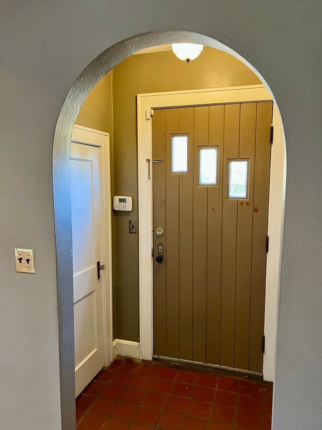 Foto del edificio - FOR RENT! - 4 Bedroom, 2 Bath West End Home