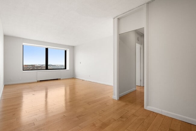 Building Photo - 85 E India Row
