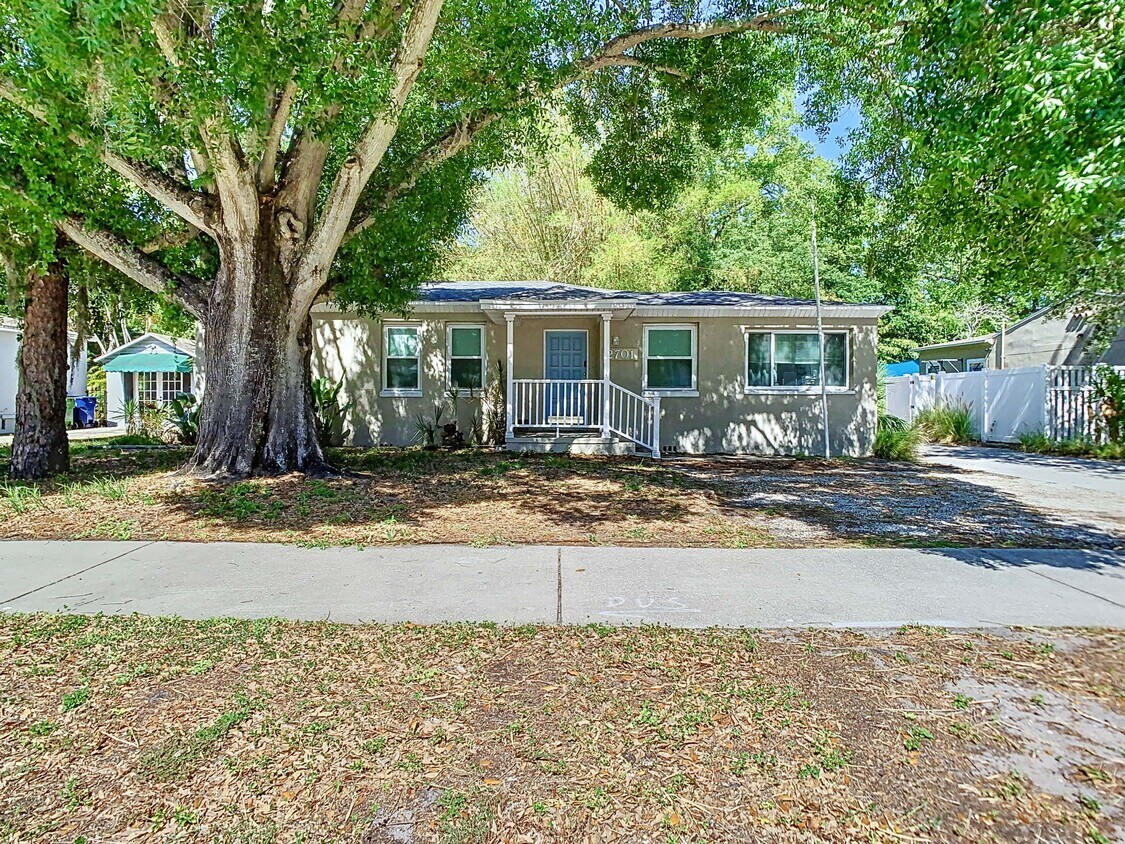 Foto principal - 2701 S Manhattan Ave