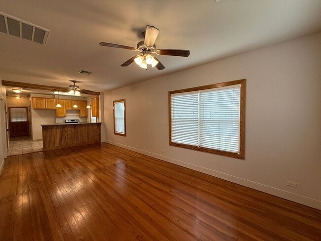 Foto del edificio - Updated 1926 Craftsman Style 3/1 / Cute Front Porch / No Capet / NBISD