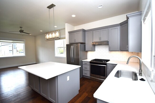 Foto del edificio - Pet Friendly! Beautiful 3 bedroom 2.5 bath condo with trail access.