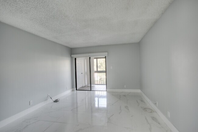 Foto del edificio - 303 Racquet Club Rd