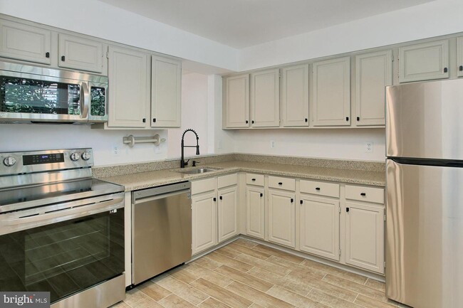 Building Photo - 2101 Dominion Heights Ct