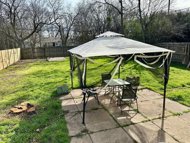 Building Photo - Spacious 3 bed/1 bath rental - Available Now!