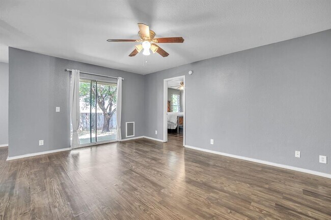 Foto del edificio - 3005 Tyler Ln