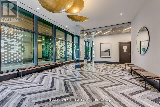 Photo du bâtiment - 1808 St Clair Ave W
