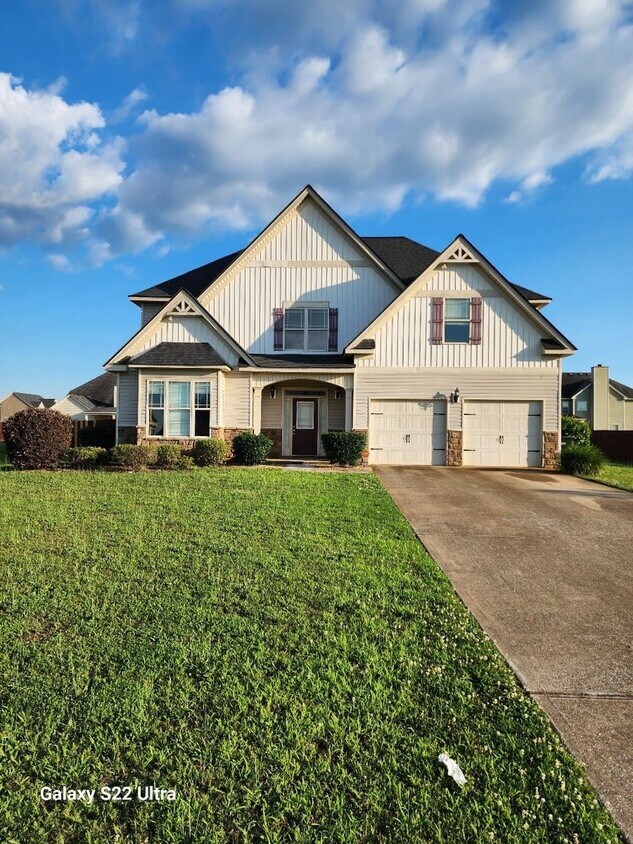 Building Photo - 5 bedroom 3.5 bath