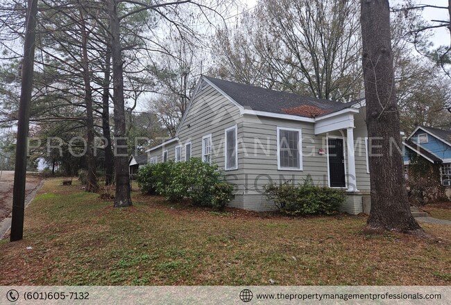 Building Photo - Really cute, traditional home in a Histori...