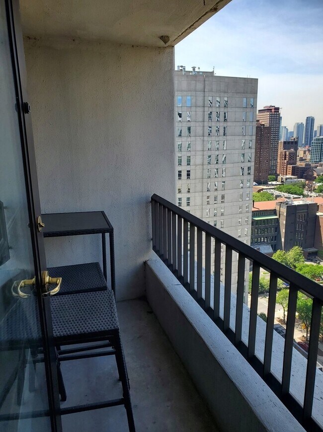 Foto del edificio - 1030 N State St