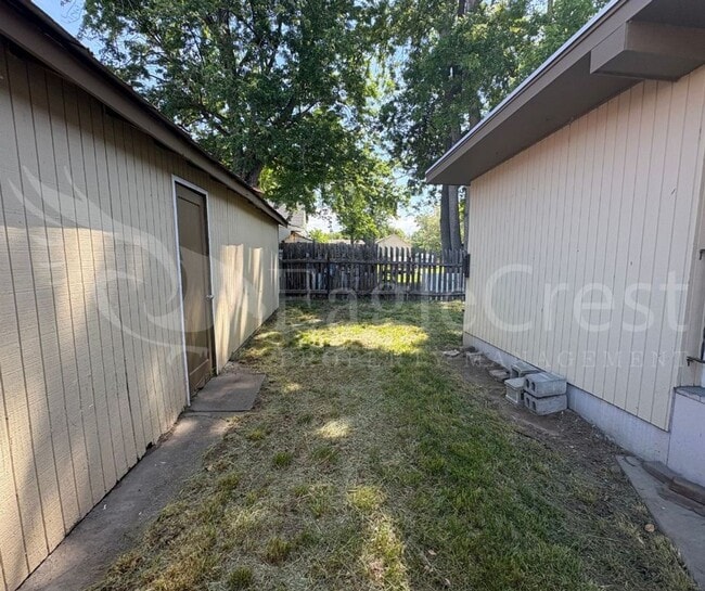 Building Photo - Two Bedroom House with Bonus Room Located ...
