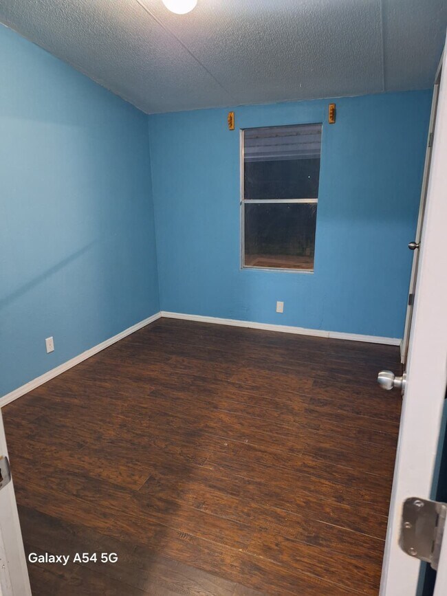 Foto del edificio - 14063 Bradley Rd