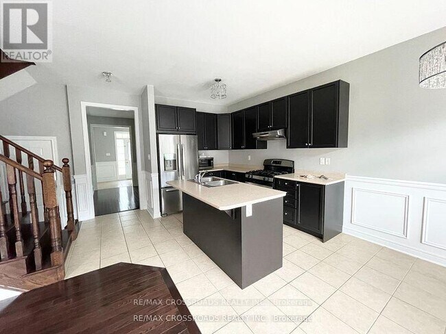 Building Photo - 144 Durhamview Cres