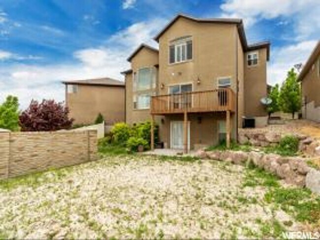 Foto del edificio - Unique 2 Story Home w attached 2 car