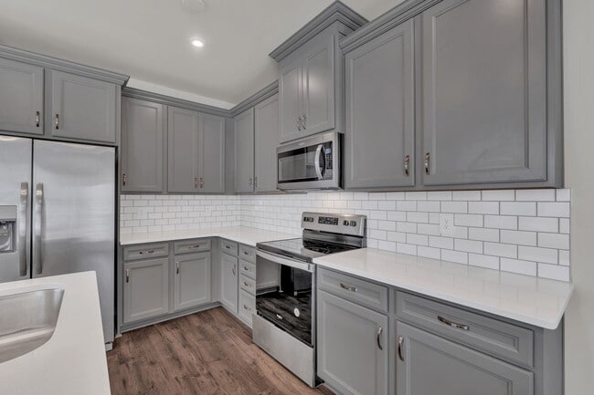 Building Photo - 3 bed/2.5 bath townhome in Tulip Hills wit...