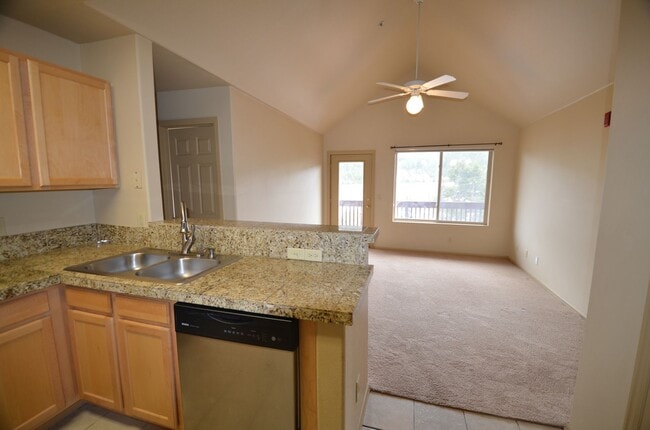 Building Photo - Unfurnished 2 Bed 2 Bath Condo-HEAT INCLUDED!
