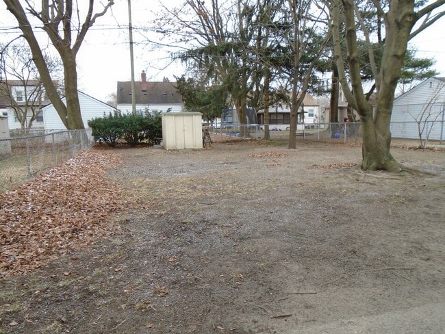 Building Photo - 2/1 brick Home CALL DIANA FOR A SHOWING AT...