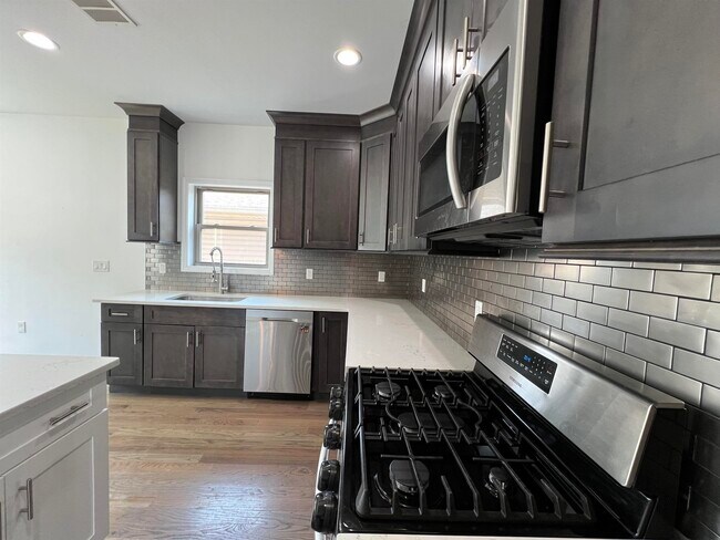 Building Photo - 5107 Meadowview Ave