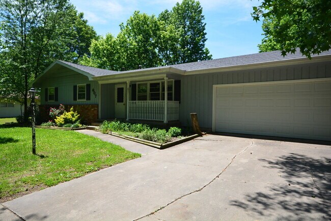 Building Photo - Beautiful 3 bedroom 1.5 bath home in Nixa