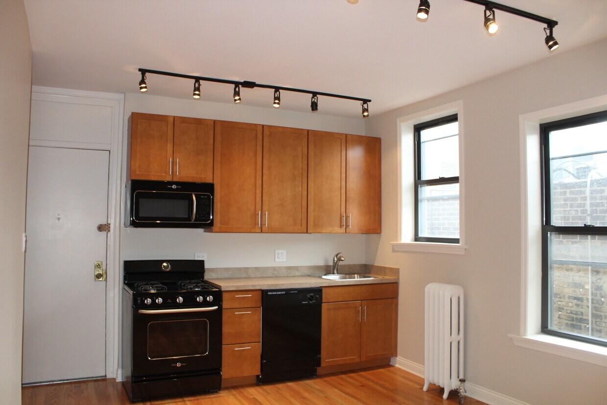 Primary Photo - 608 W Belmont Ave