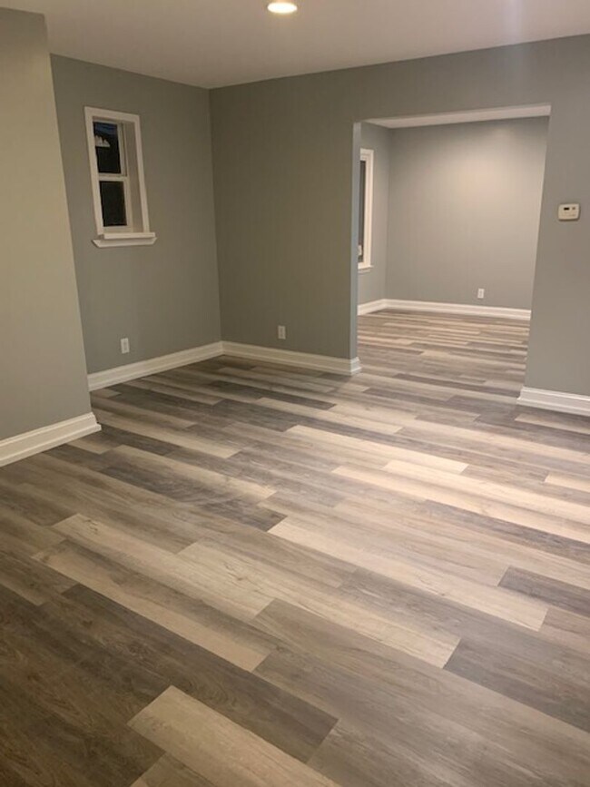 Building Photo - Utilities Included in this Upper Unit Dupl...