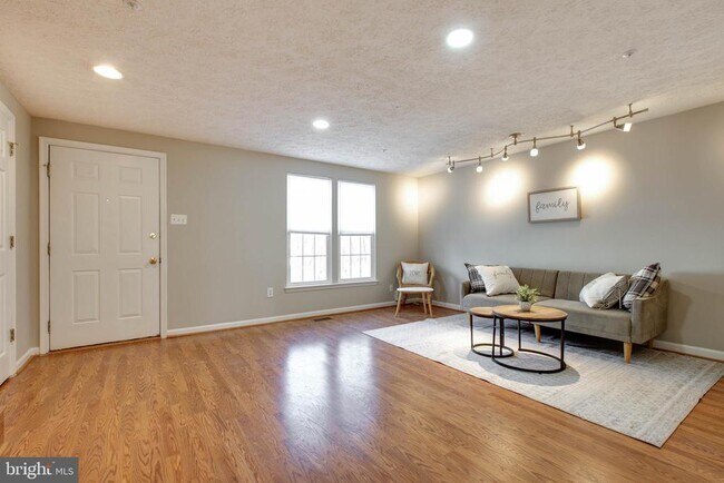 Foto del edificio - 8117 Ellen Way