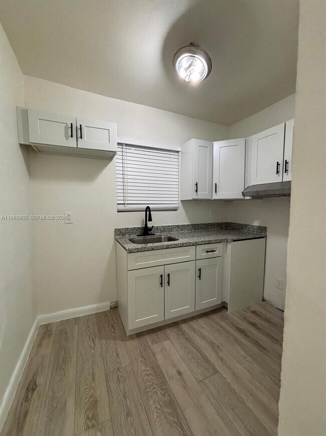 Foto del edificio - 200 NW 13th St